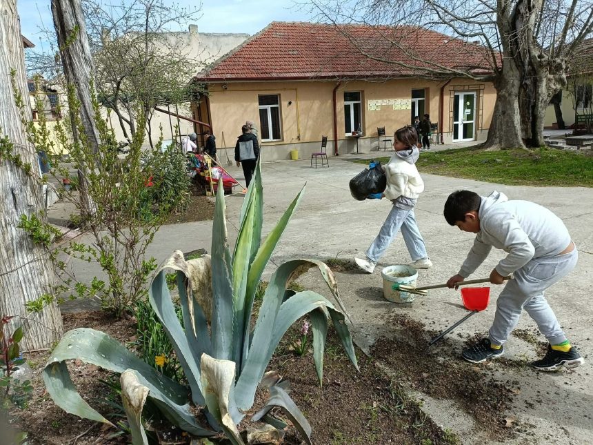 Elevii de la Scoala Gimnaziala nr 5 Schela lectie practica de ecologie la Biblioteca Judeteana IG Bibicescu