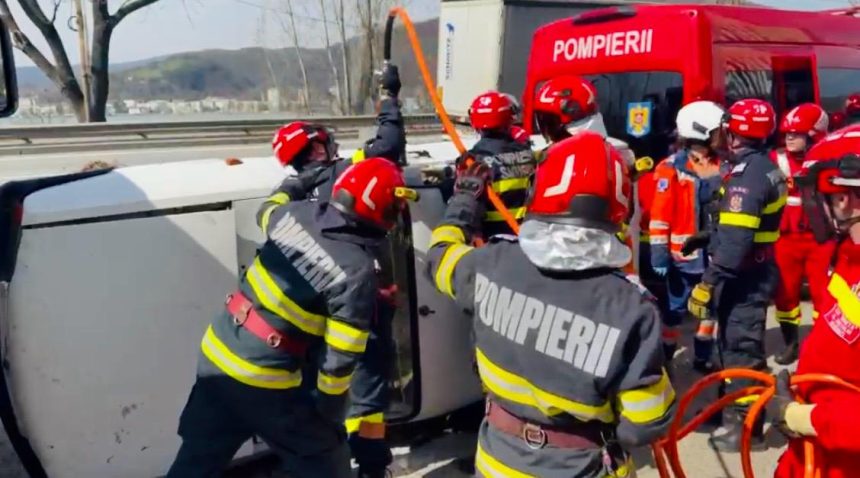 Exercitiu complex de interventie pe drumuri organizat de pompierii din Mehedinti