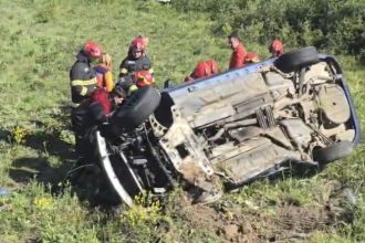 Accident grav la Severin masina rasturnata victima blocata si manevre de resuscitare la fata locului