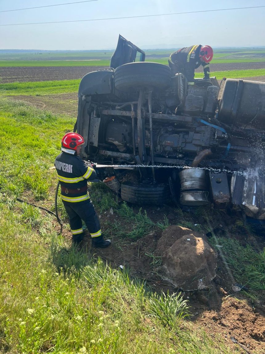 Autotren rasturnat pe carosabil la Bucura