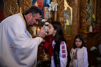 Drobeta Turnu Severin Copiii Grupului catehetic Ucenicii Sfantului Ioan Gura de Aur au adus fericire in comunitate cu ocazia Pasteului