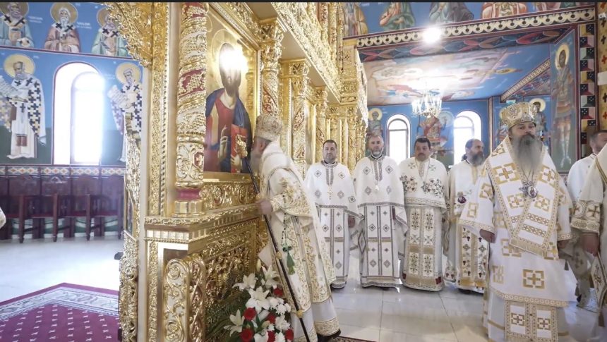 Hramul Catedralei Episcopale reuneste sute de credinciosi la slujba si procesiune