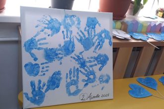 Palatul Culturii Teodor Costescu s a luminat in albastru pentru copiii cu autism un apel la solidaritate in Drobeta Turnu Severin