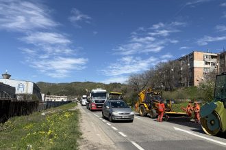 Reparatii pe DN6 in Mehedinti gropile sunt umplute cu asfalt cald Trafic dirijat pe o singura banda