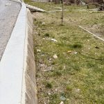 Se plang de conditii dar isi lasa cartierul plin de mizerie