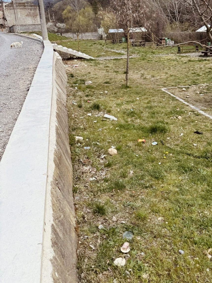 Se plang de conditii dar isi lasa cartierul plin de mizerie