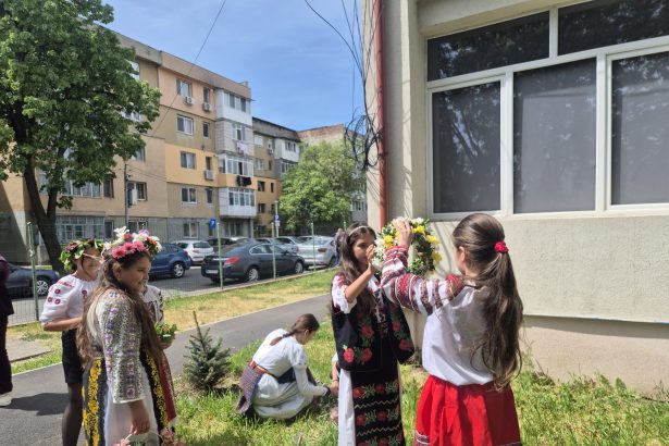 Traditia revine la viata prin cei mai mici dintre elevi
