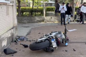 accident grav in severin tanar de 22 de ani in stare critica dupa ce a lovit zidul unei scoli cu motocicleta