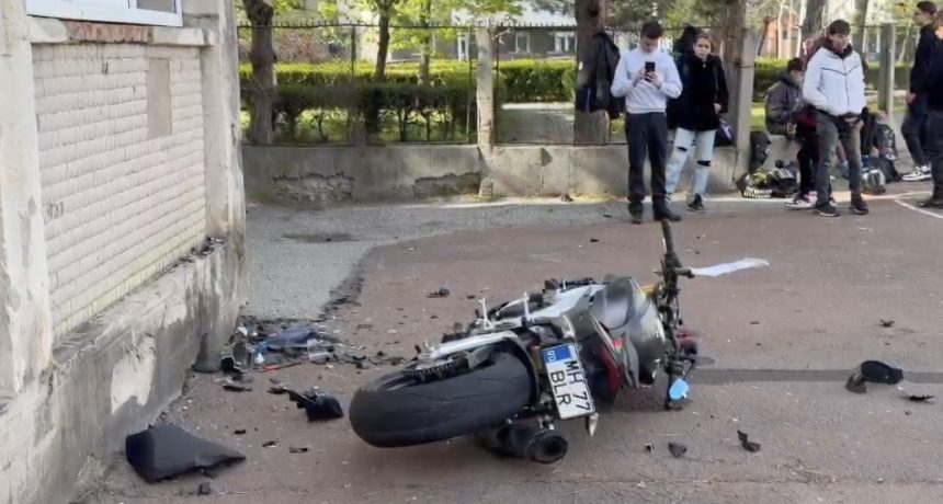 accident grav in severin tanar de 22 de ani in stare critica dupa ce a lovit zidul unei scoli cu motocicleta