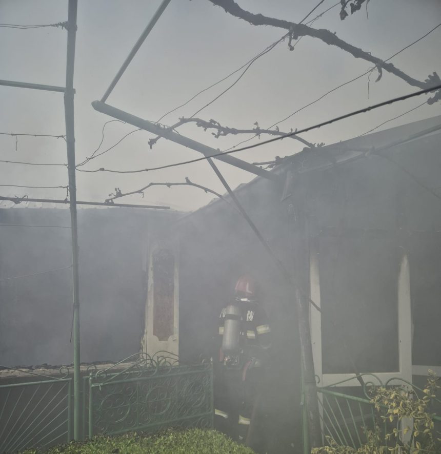 incendiu major la o anexa gospodareasca din oprisor interventie de urgenta a pompierilor