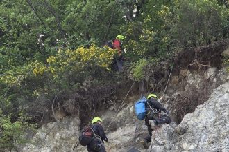 trafic oprit temporar pe dn 57 in zona mraconia lucrari de intretinere a versantilor pentru siguranta conducatorilor auto