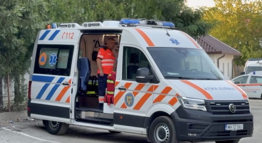 SEVERIN Femeie transportata de urgenta la spital dupa ce a fost accidentata pe trecerea de pietoni in fata sediului Serviciului Judetean de Ambulanta