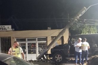 Accident in cartierul Schela din Severin un sofer de 71 de ani a lovit un stalp de iluminat cu masina