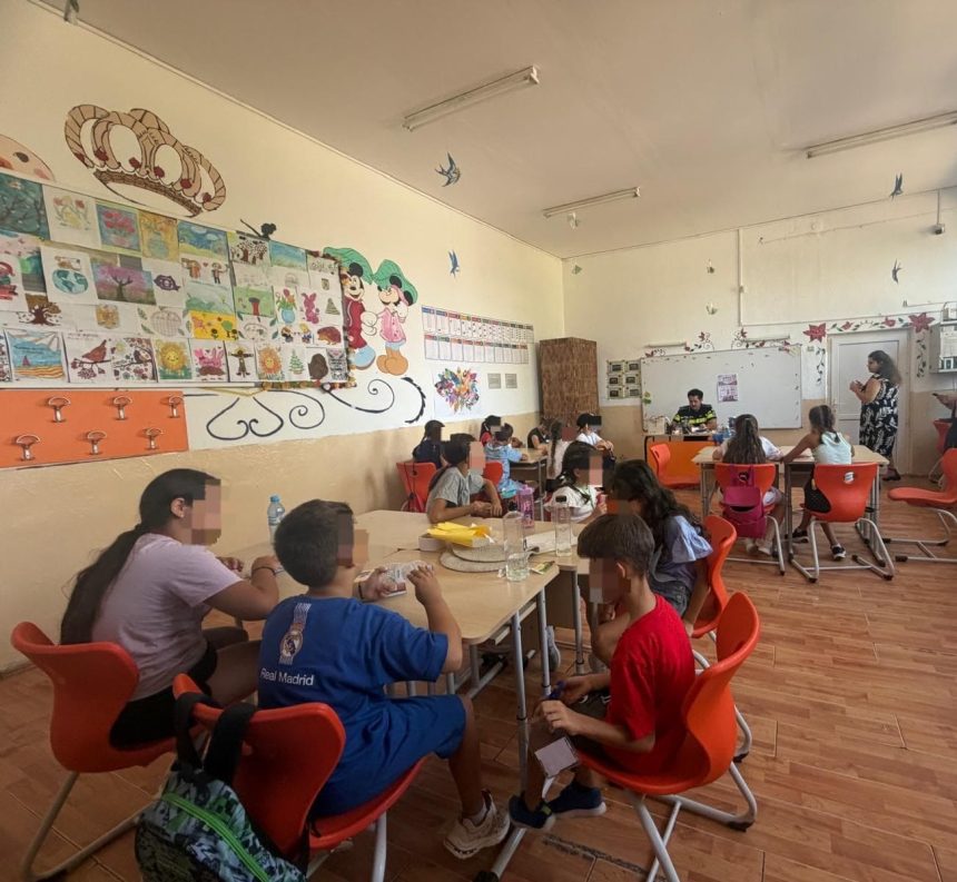 Copiii din Corlatzel la Scoala de vara La Tara Politistii le au vorbit despre bullying si siguranta pe internet