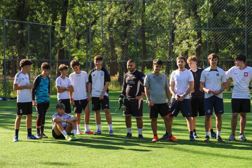 Din dragoste pentru fotbal a aparut o fapta buna peste 2300 de lei transformati in hrana pentru cainii din Adapostul Drobeta