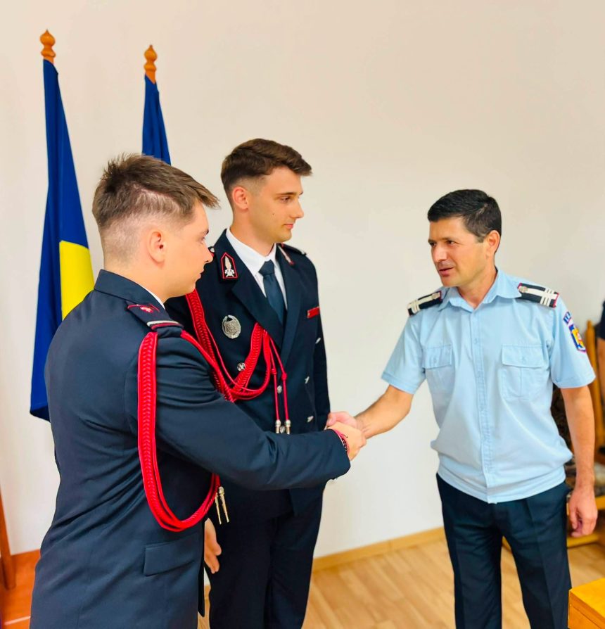 Doi tineri ofiteri au depus juramantul militar la ISU Mehedinti Seful de promotie al Facultatii de Pompieri isi incepe cariera la Drobeta Turnu Severin