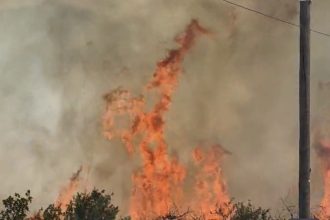 Incendiul de la Barda a scapat de sub control Flacarele au trecut peste sosea si ameninta circulatia