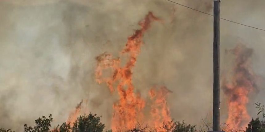 Incendiul de la Barda a scapat de sub control Flacarele au trecut peste sosea si ameninta circulatia