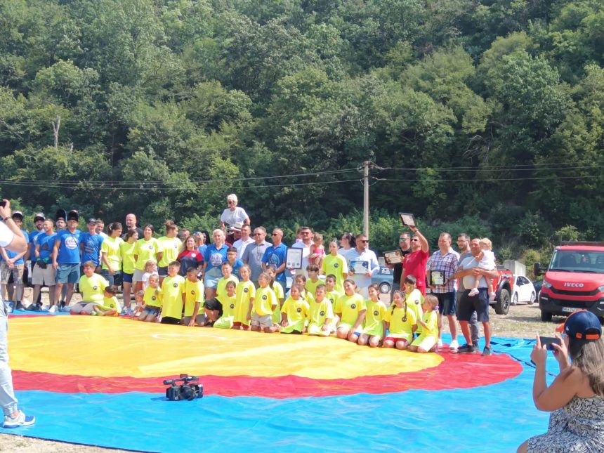 Luptatorii din Drobeta demonstraie la Scantei pe Dunare Sportivii au reprezentat Severinul pe Clisura Dunarii