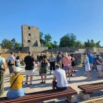 Peste 100 de turisti americani au explorat Cetatea Medievala a Severinului