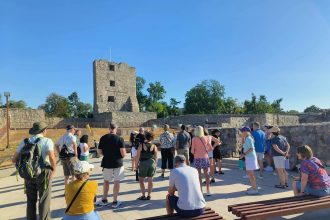 Peste 100 de turisti americani au explorat Cetatea Medievala a Severinului