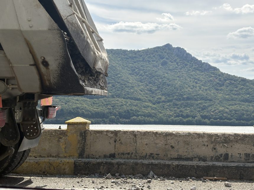 Pietris pe drum pe DN6 aproape de viaductul Vodita