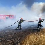 Pompierii din Mehedinti judecati pentru ca intervin prea greu dupa zile cu zeci de interventii