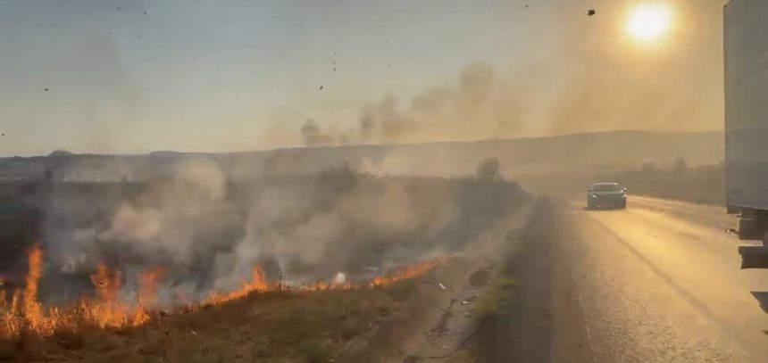 incendiu de vegetatie in cartierul schela din drobeta turnu severin fumul influentzeaza circulatia pe centura ocolitoare