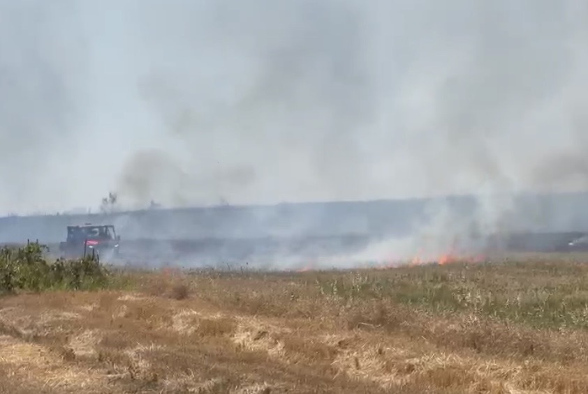 incendiu de vegetatie uscatain magheru pompierii din drobeta turnu severin intervin cu doua autospeciale si un atv