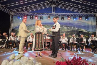 ponoarele a fost capitala folclorului romanesc festivalul a premiat marii castigatori