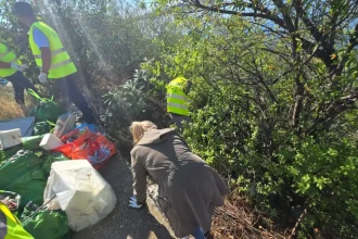 Au strâns peste un metru cub de deșeuri de pe malul Dunării, la Schela Cladovei