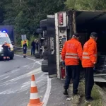 Autotren răsturnat pe DN 6, lângă Domașnea. Traficul ar putea fi afectat