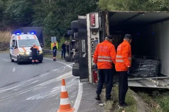 Autotren răsturnat pe DN 6, lângă Domașnea. Traficul ar putea fi afectat