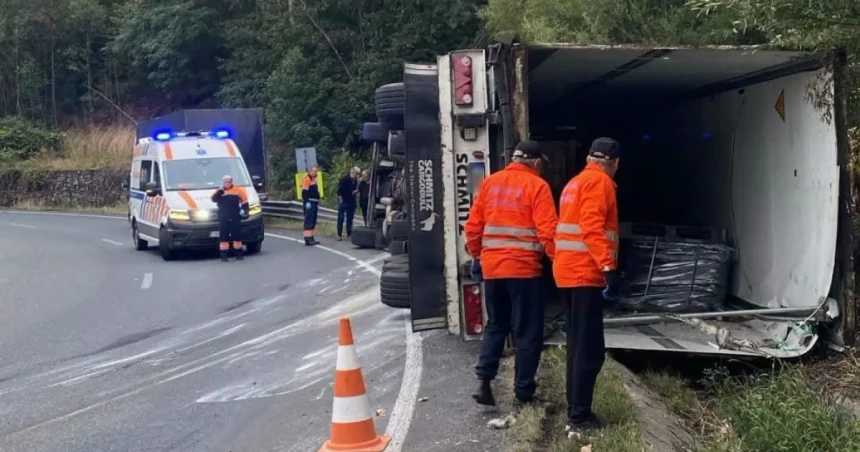 Autotren răsturnat pe DN 6, lângă Domașnea. Traficul ar putea fi afectat