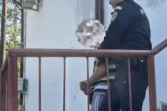 Bărbat reținut după ce și-ar fi agresat mama de 77 de ani și i-ar fi distrus bunuri
