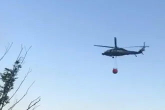 Două elicoptere intervin astăzi pentru stingerea focarelor de la Băile Herculane