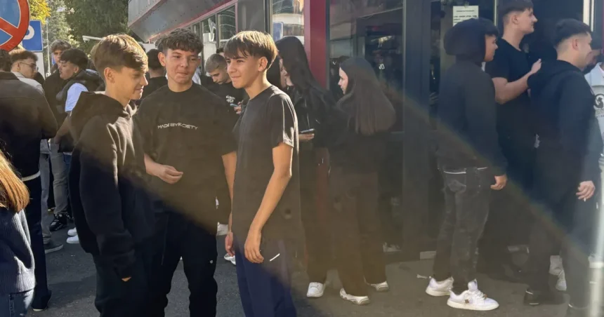 Elevi din mai multe licee din Severin s-au alăturat protestului național anti-uniforme