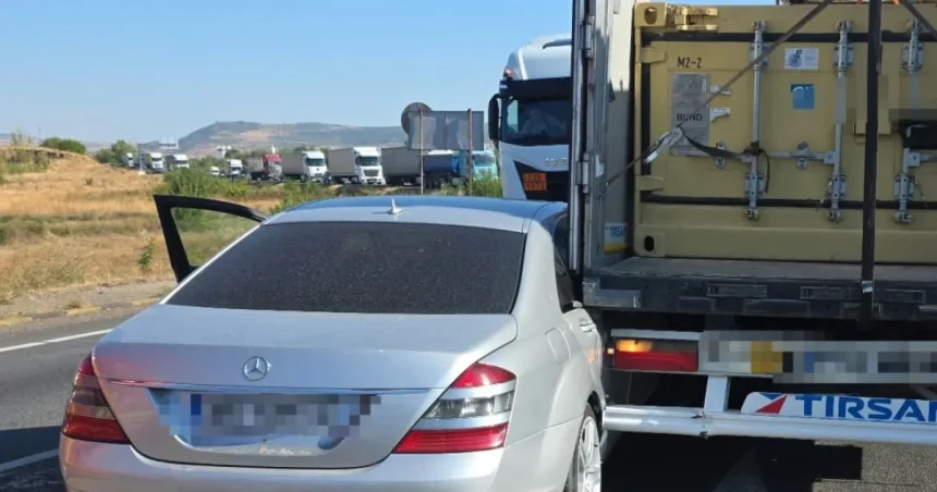 Impact pe Calea Craiovei din Drobeta-Turnu Severin: autotren și autoturism implicate