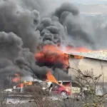 Incendiu la combinatul de celuloză: 40 de pompieri și 10 autospeciale intervin