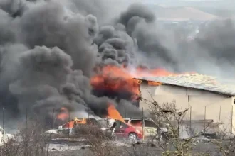 Incendiu la combinatul de celuloză: 40 de pompieri și 10 autospeciale intervin