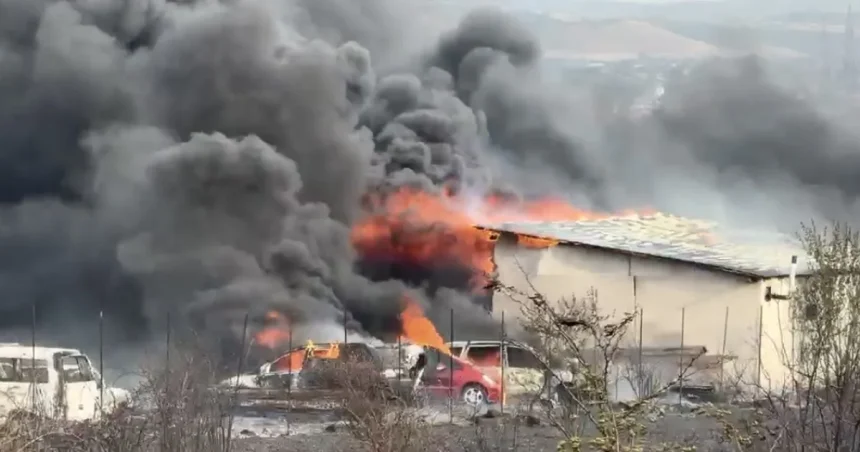 Incendiu la combinatul de celuloză: 40 de pompieri și 10 autospeciale intervin