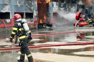 Incendiu la fabrica de celuloză din Severin. Pompierii luptă cu ultimele focare