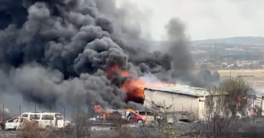 Incendiu nou în Severin; pompierii se luptă cu flăcările la depozitul de celuloză