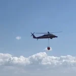 Pădurea din Podeni arde de patru zile. Elicopter Black Hawk, nouă aruncări cu apă