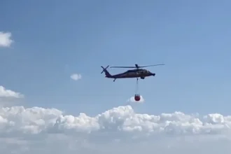Pădurea din Podeni arde de patru zile. Elicopter Black Hawk, nouă aruncări cu apă