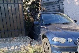 Parcare neobișnuită: un șofer a intrat cu mașina în casa unui bărbat din Severin