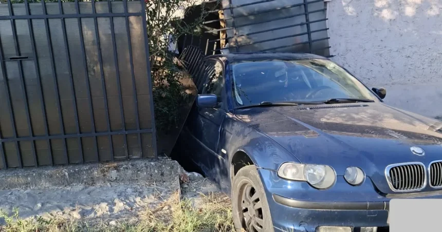Parcare neobișnuită: un șofer a intrat cu mașina în casa unui bărbat din Severin