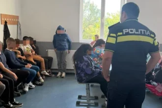 Polițiștii din Mehedinți, discuții cu elevii despre bullying și droguri