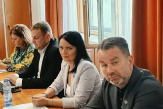 Uniforma școlară primește raport favorabil în Comisia de învățământ