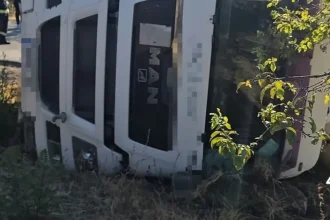 Autotren răsturnat pe Dealul Colibași. Intervin pompierii și SMURD